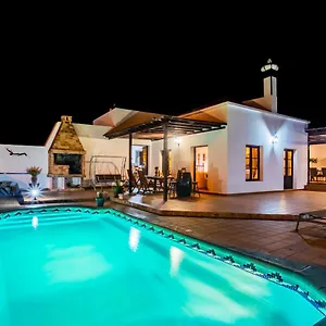 Eslanzarote Acoruma House, Super Wifi, Heated Pool Villa Güime